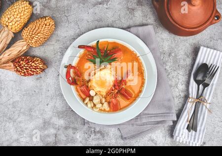 Cibo peruviano: Zuppa di gamberi, chiamata 'Chupe de Camarones', vista dall'alto. Messa a fuoco selettiva Foto Stock