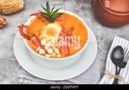 Cibo peruviano: Zuppa di gamberi, chiamata 'Chupe de Camarones', vista dall'alto. Messa a fuoco selettiva Foto Stock