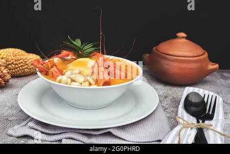 Cibo peruviano: Zuppa di gamberi, chiamata 'Chupe de Camarones', vista dall'alto. Messa a fuoco selettiva Foto Stock