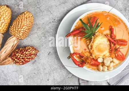 Cibo peruviano: Zuppa di gamberi, chiamata 'Chupe de Camarones', vista dall'alto. Messa a fuoco selettiva Foto Stock