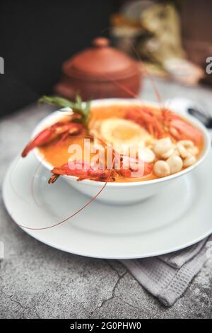 Cibo peruviano: Zuppa di gamberi, chiamata 'Chupe de Camarones', vista dall'alto. Messa a fuoco selettiva Foto Stock