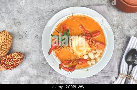 Cibo peruviano: Zuppa di gamberi, chiamata 'Chupe de Camarones', vista dall'alto. Messa a fuoco selettiva Foto Stock