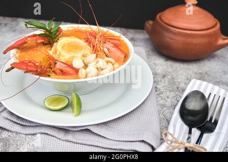 Cibo peruviano: Zuppa di gamberi, chiamata 'Chupe de Camarones', vista dall'alto. Messa a fuoco selettiva Foto Stock