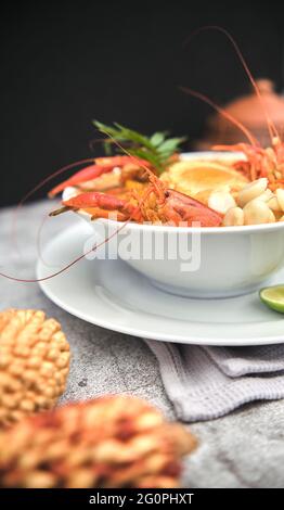 Cibo peruviano: Zuppa di gamberi, chiamata 'Chupe de Camarones', vista dall'alto. Messa a fuoco selettiva Foto Stock
