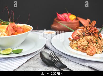 Cibo peruviano: Chiamato 'Arroz chaufa' con frutti di mare e 'Chupe de Camarones' Prawns zuppa. Vista dall'alto. Messa a fuoco selettiva Foto Stock