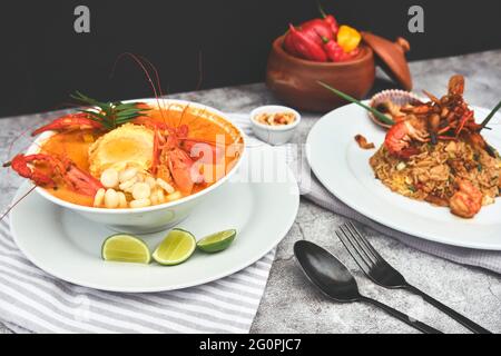 Cibo peruviano: Chiamato 'Arroz chaufa' con frutti di mare e 'Chupe de Camarones' Prawns zuppa. Vista dall'alto. Messa a fuoco selettiva Foto Stock