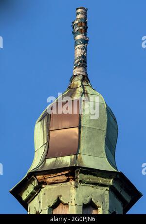 Bad Langensalza, Germania. 02 giugno 2021. La guglia della chiesa mercato di Bad Langensalza, che è in pericolo di caduta. La guglia della Marktkirche di Bad Langensalza deve essere rimossa il più rapidamente possibile per evitare che cada. Credit: Michael Reichel/dpa/Alamy Live News Foto Stock