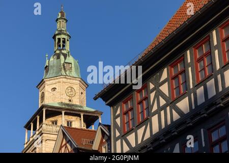 Bad Langensalza, Germania. 02 giugno 2021. La guglia della chiesa mercato di Bad Langensalza, che è in pericolo di caduta. La guglia della Marktkirche di Bad Langensalza deve essere rimossa il più rapidamente possibile per evitare che cada. Credit: Michael Reichel/dpa/Alamy Live News Foto Stock