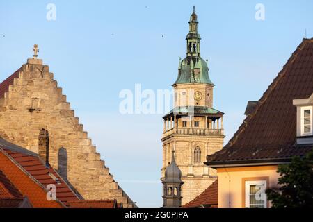 Bad Langensalza, Germania. 02 giugno 2021. La guglia della chiesa mercato di Bad Langensalza, che è in pericolo di caduta. La guglia della Marktkirche di Bad Langensalza deve essere rimossa il più rapidamente possibile per evitare che cada. Credit: Michael Reichel/dpa/Alamy Live News Foto Stock