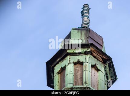 Bad Langensalza, Germania. 02 giugno 2021. La guglia della chiesa mercato di Bad Langensalza, che è in pericolo di caduta. La guglia della Marktkirche di Bad Langensalza deve essere rimossa il più rapidamente possibile per evitare che cada. Credit: Michael Reichel/dpa/Alamy Live News Foto Stock