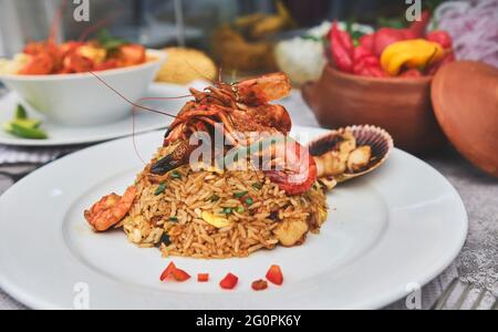 Cibo peruviano: Chiamato 'Arroz chaufa' con frutti di mare e 'Chupe de Camarones' Prawns zuppa. Vista dall'alto. Messa a fuoco selettiva Foto Stock