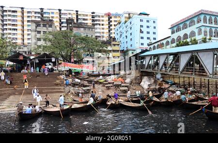 I taxi in barca si trovano sulle rive del fiume Buriganga a Dhaka, Bangladesh. Foto Stock