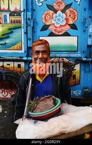 Ritratto di un uomo del Bangladesh prese a Dhaka, nel Bangladesh. Foto Stock