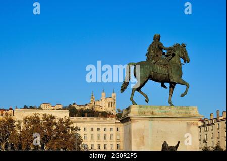 FRANCIA, RODANO (69) LIONE, PIAZZA BELLECOUR, STATUA EQUESTRE DEL RE LUIGI XIV Foto Stock