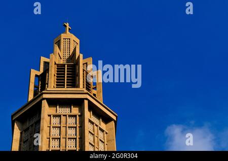 FRANCIA, SENNA MARITTIMA (76) NORMANDIA, LE HAVRE, CHIESA SAINT-JOSEPH E LA SUA TORRE-CAMPANILE, COSTRUITO NEL 1957 DA AUGUSTE PERRET Foto Stock