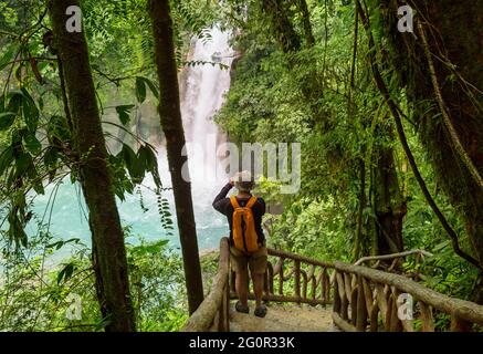 Maestose cascate nella giungla della foresta pluviale del Costa Rica. Escursione tropicale. Foto Stock