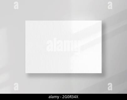 Scheda quadrata vuota, foglio come mockup con ombre assolate su superficie grigia Foto Stock