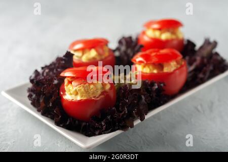 Cibo sano. Pomodori ripieni di verdure con lattuga. Foto Stock