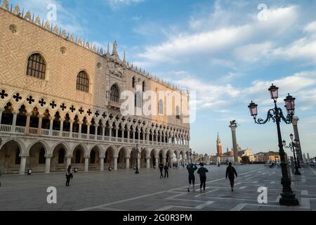 Venezia durante il Lockdown di Covid19, Italia, Europa, Piazza San Marco, spesso conosciuta in inglese come Piazza San Marco, il Palazzo Ducale Foto Stock