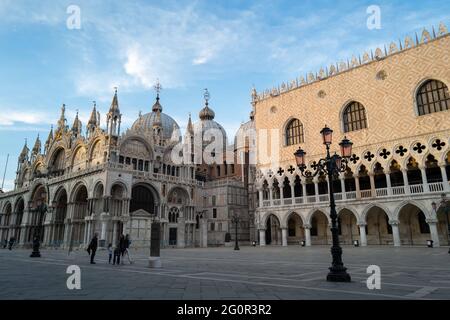 Venezia durante il Lockdown di Covid19, Italia, Europa, la Basilica Patriarcale di San Marco, Piazza San Marco, spesso conosciuta in inglese come Piazza San Marco, il Palazzo Ducale Foto Stock