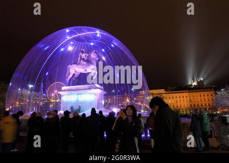 FRANCIA. RHONE (69) LIONE. LA FETE DES LUMIERES 2008 (OGNI ANNO, GLI ABITANTI DI LIONE FESTEGGIANO L'8 DICEMBRE IN OMAGGIO ALLA VERGINE MARIA (CHE SALVA Foto Stock