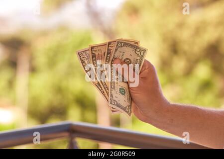 Primo piano di una pila di banconote in dollari americani. Soldi di fondo. Concetto finanziario, commerciale, di investimento ed economico. Uomo holding dollars.High qualità foto Foto Stock