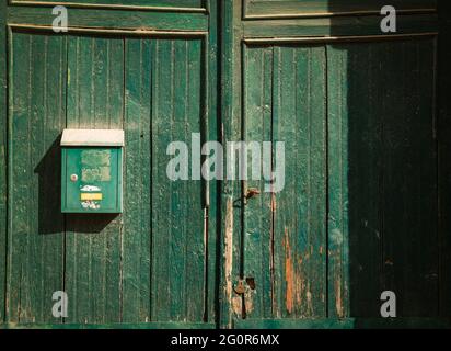 un' rosso cassetta postale su isolato bianca con ritaglio sentiero.  19885544 Stock Photo su Vecteezy