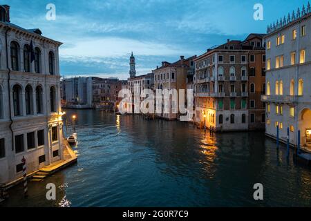 Venezia durante la chiusura del Covid19, Italia, Europa, crepuscolo, notte, Foto Stock