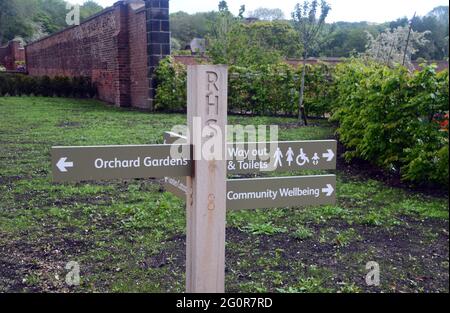 Segnaletica in legno a RHS Garden Bridgewater, Worsley, Greater Manchester, UK. Foto Stock