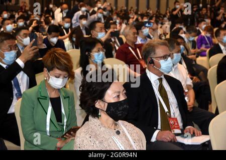 Qingdao, la provincia cinese di Shandong. 2 Giugno 2021. La gente partecipa alla cerimonia di apertura della seconda Conferenza del Forum Globale della Sanità del Forum di Boao per l'Asia a Qingdao, Provincia di Shandong della Cina orientale, 2 giugno 2021. Credit: Li Ziheng/Xinhua/Alamy Live News Foto Stock