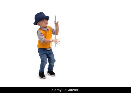 Ragazzo mago asiatico che indossa cappello isolato su sfondo bianco Foto Stock