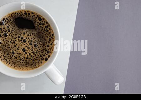 Primo piano di una tazza bianca con caffè nero caldo Foto Stock