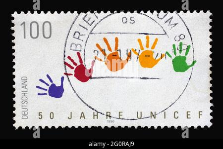 Un francobollo stampato in Germania mostra stampe a colori da mano dei bambini, 50 ° anniversario UNICEF, circa 1996 Foto Stock