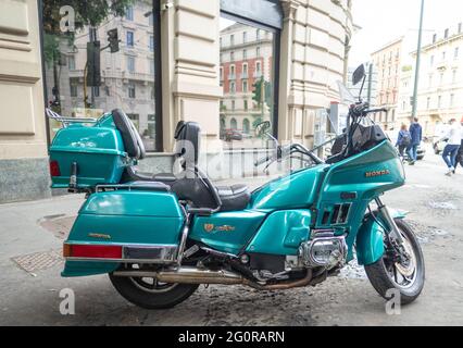 Honda Goldwing GL 1200 Aspencade, verde metallizzato, parcheggiato sul marciapiede Foto Stock