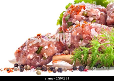 Polpette fresche con verdure varie su sfondo bianco Foto Stock