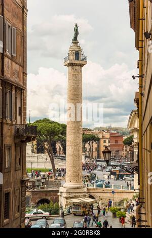 Roma, Italia. La colonna di Traiano, risalente al II secolo d.C. e commemorante la vittoria dell'Imperatore´s nella Guerra Daciana, è di circa 38 metri o 125 Foto Stock