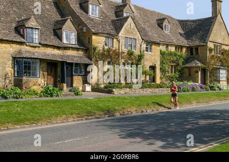 Fila di case in pietra color miele Cotswold sulla High Street, nella bella città di Broadway, Cotswolds, Regno Unito Foto Stock