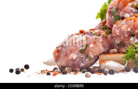 Polpette fresche con verdure varie su sfondo bianco Foto Stock