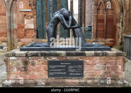 "Riconciliazione" (Josefina de Vasconcellos, 1995, bronzo), Vecchia Cattedrale di Coventry, Priory Street, Coventry, West Midlands, Inghilterra, Regno Unito, Europa Foto Stock