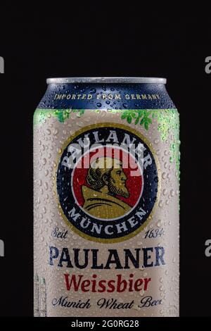 Praga, Repubblica Ceca - 25 Maggio 2021: La lattina della birra Paulaner. Paulaner è una fabbrica di birra tedesca, fondata nel 1634 a Monaco dai frati minim di t. Foto Stock