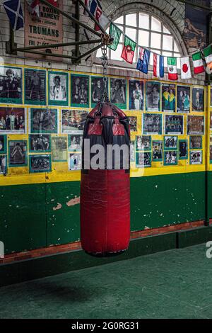 Sacchetto di punch nel club di Repton Boxing nella parte est di Londra Foto Stock