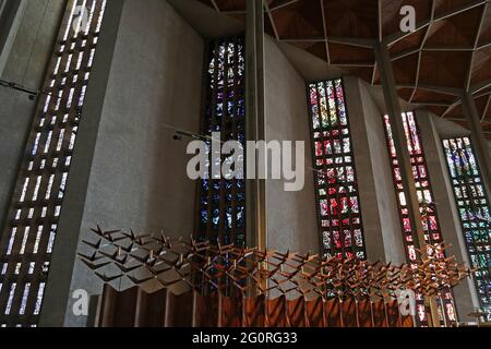 Vetrate a nave, Chiesa di San Michele (Cattedrale di Coventry), Priory Street, Coventry, West Midlands, Inghilterra, Regno Unito, Europa Foto Stock