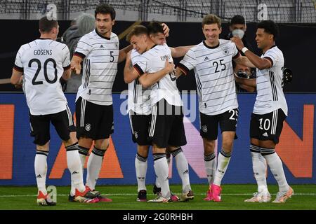 Innsbruck/Stadio Tivoli. Germania, 02/06/2021, festa collettiva di obiettivo intorno a Florian NEUHAUS (3° da sinistra, GER) dopo l'obiettivo al 1-0 con Mats HUMMELS (GER), Robin GOSENS (GER), Joshua KIMMICH (GER), Thomas MUELLER (GER), Serge GNABRY (GER), giubilazione, gioia, entusiasmo, azione. Calcio Laenderspiel, gioco amichevole, Germania (GER) - Daenemark (DEN) 1-1 su 02.06.2021 a Innsbruck/Tivoli Stadium. Foto Stock