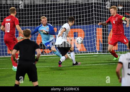 Innsbruck/Stadio Tivoli. Germania, 02/06/2021, Florian NEUHAUS (GER) spara l'obiettivo a 1-0 contro goalwart Kasper SCHMEICHEL (DEN), azione, goal shot. Calcio Laenderspiel, gioco amichevole, Germania (GER) - Daenemark (DEN) 1-1 su 02.06.2021 a Innsbruck/Tivoli Stadium. Foto Stock