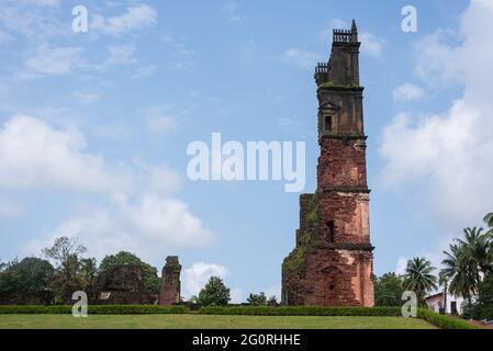 OLD Goa, INDIA - 15 dicembre 2019: Old Goa Goa India 15 2019 dicembre: Famosa attrazione turistica Torre di Sant'Agostino Foto Stock