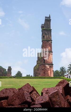 OLD Goa, INDIA - 15 dicembre 2019: Old Goa Goa India 15 2019 dicembre: Famosa attrazione turistica Torre di Sant'Agostino Foto Stock