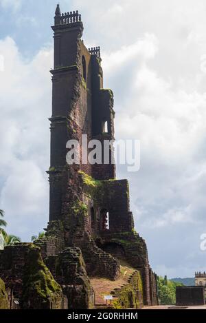 OLD Goa, INDIA - 15 dicembre 2019: Old Goa Goa India 15 2019 dicembre: Famosa attrazione turistica Torre di Sant'Agostino Foto Stock