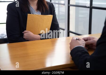 Le donne che sono intervistate dai datori di lavoro, dal colloquio di lavoro e dal concetto di assunzione Foto Stock
