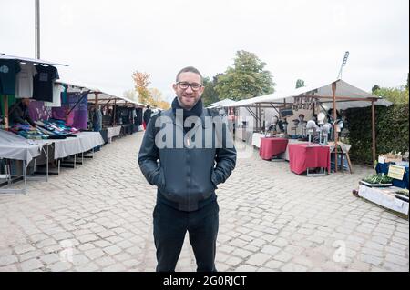 Un uomo si trova in un mercato delle pulci nella capitale tedesca di berlino durante il fine settimana. Foto Stock