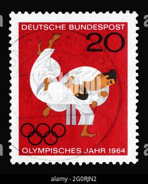 Francobollo stampato in Germania con i Giochi Olimpici di Tokyo, Giappone Judo, anelli olimpici, circa 1964 Foto Stock